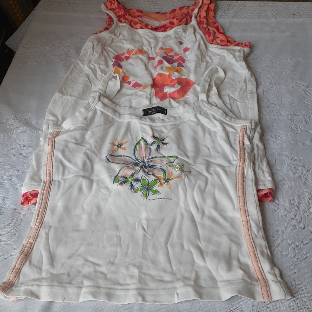 2 girl sleeveless shirt